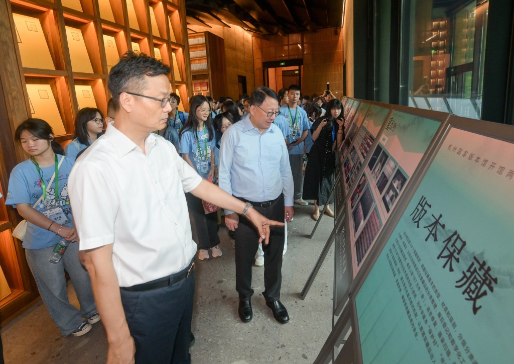 陈国基（右三）与「共创明『Teen』计划」杭州学习团的学员一同参观杭州国家版本馆，并听取工作人员介绍。