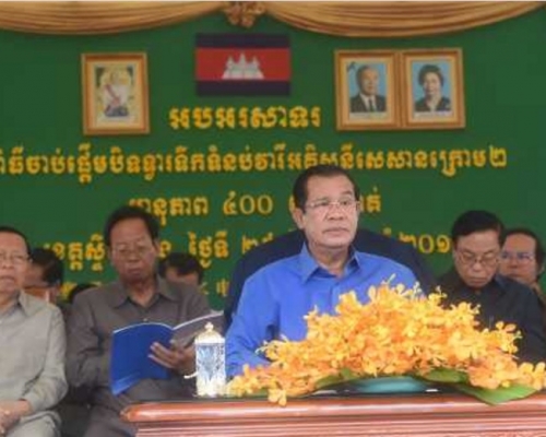 柬埔寨首相洪森親自按下電站的蓄水啟動按鈕。