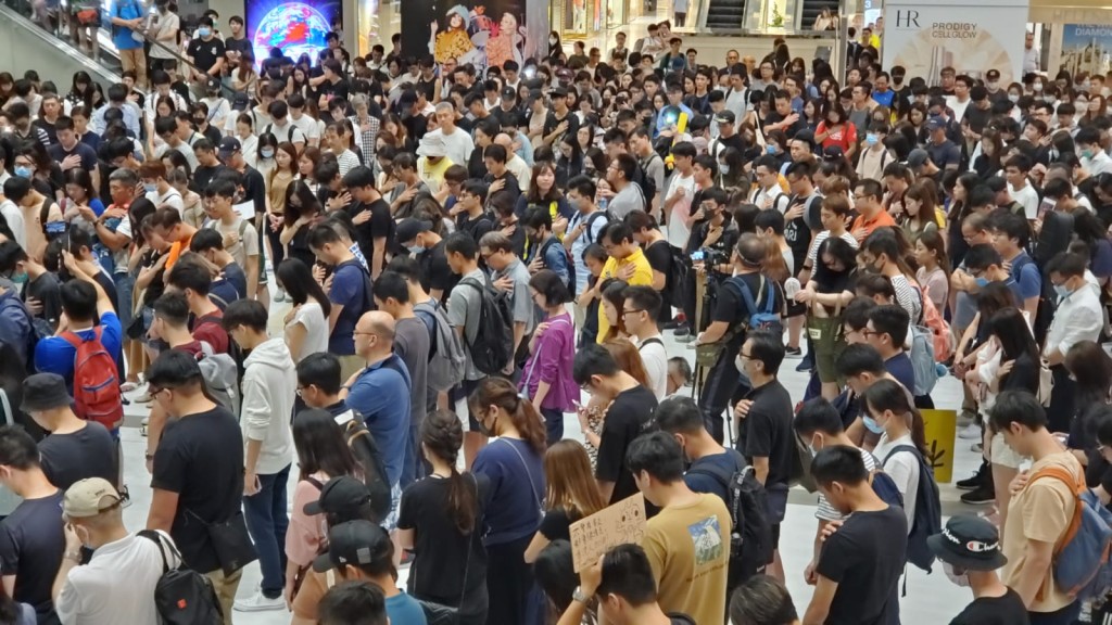 沙田新城市廣場晚上有過千人聚集。