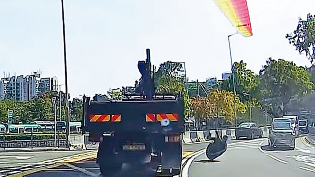 滑翔傘急降撞貨車,飛行員腿部受傷送院,報告指或受陣風影響所致。資料圖片