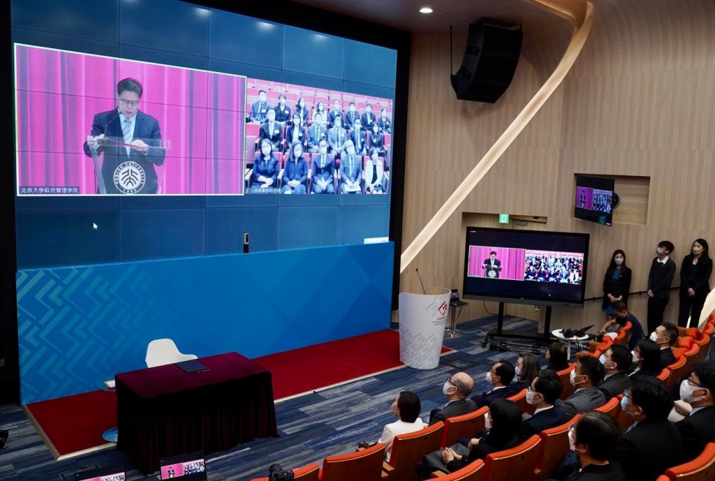 聶德權今日透過視像會議，與身在北京的黃柳權等人參與簽約儀式。FB圖片