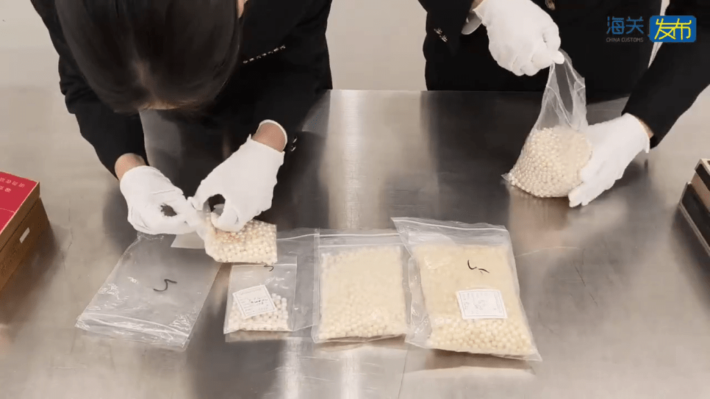 袋內透明密封袋包裝有疑似珍珠5包。 海關發布 袋內透明密封袋包裝有疑似珍珠5包。 海關發布