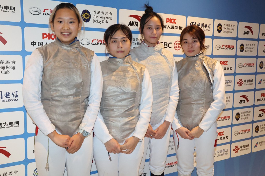 香港女子花劍隊主力鄭曉為(右起) 、符妤名、關渝澄及吳佳蔚今晚班機取消,遲幾天才飛去巴黎會合男子花劍隊。資料圖片 香港女子花劍隊主力鄭曉為(右起) 、符妤名、關渝澄及吳佳蔚今晚班機取消,遲幾天才飛去巴黎會合男子花劍隊。資料圖片