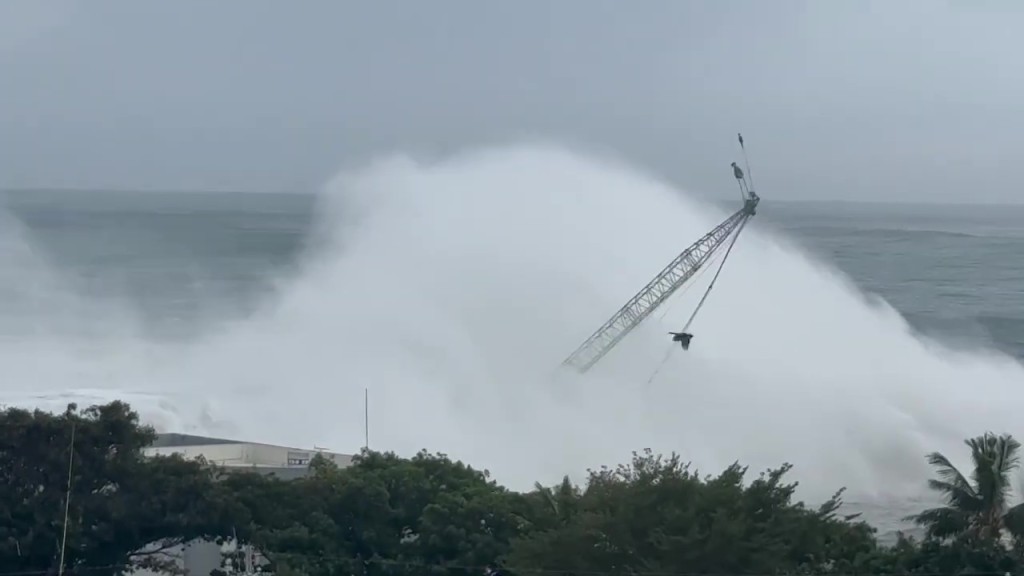 台东县富冈渔港吊车遭6米浪冲倒沉海。 threads