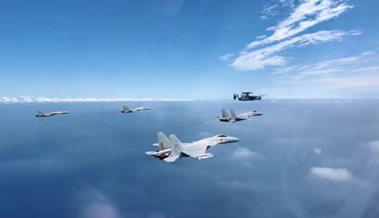 空中受閱部隊陸續起飛前往天安門廣場。央視截圖