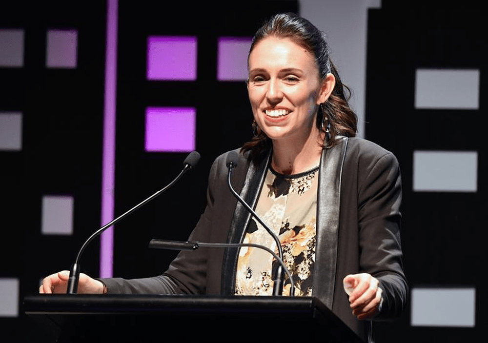 2017年10月26日以37歲之齡成為紐西蘭有史以來最年輕總理及全球最年輕的女性國家領導人。AP/路透