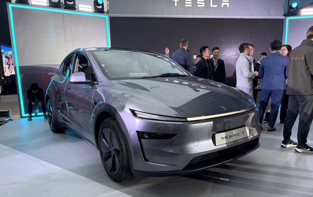 新款Tesla Model Y單馬達後驅版用上最新冰川藍車身色。