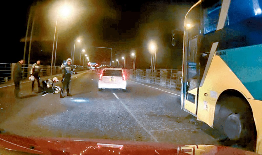 旅遊巴士撞向的士及警察電單車，交通警員受傷倒地。
