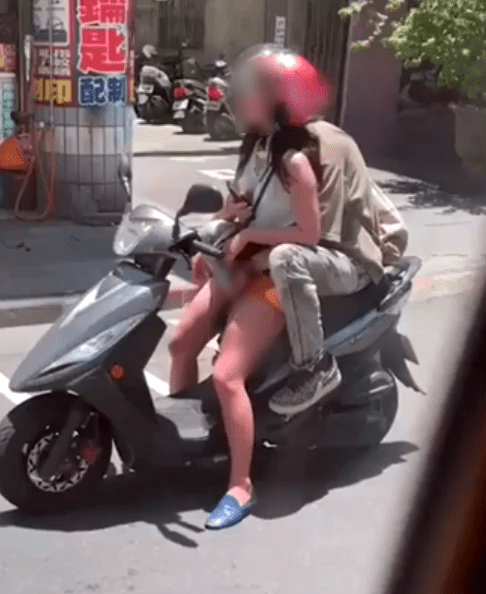 首段網民熱議的影片，約長16秒，片中女騎士載著一名男子，停車等轉燈。