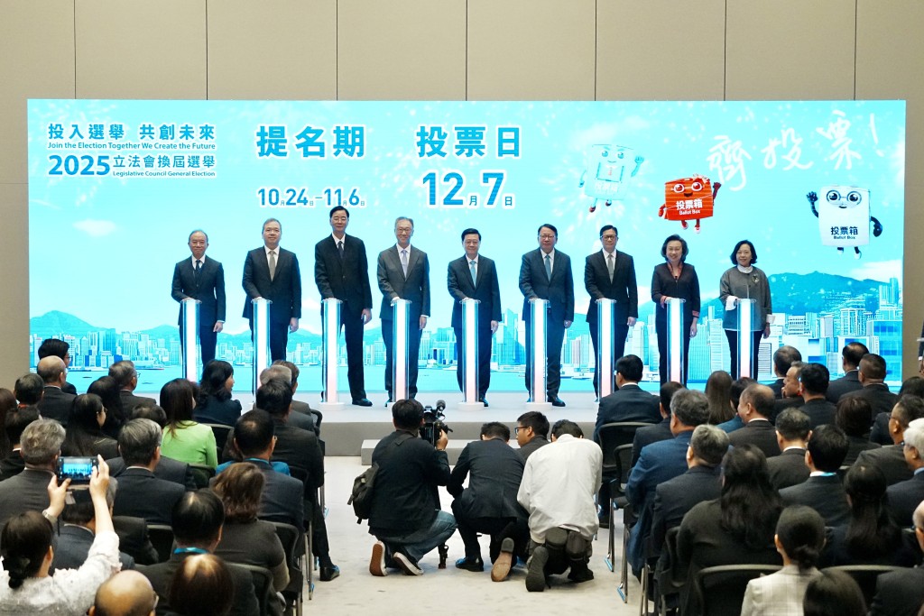 行政長官李家超和選舉管理委員會主席陸啟康今日(23日)主持2025年立法會換屆選舉啟動禮。汪旭峰攝 行政長官李家超和選舉管理委員會主席陸啟康今日(23日)主持2025年立法會換屆選舉啟動禮。汪旭峰攝
