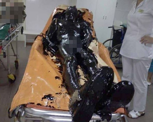 男子意外掉入一個廢棄工廠的瀝青池中。網圖