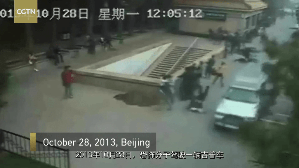 吉普车向人群冲撞。 中国环球电视网截图