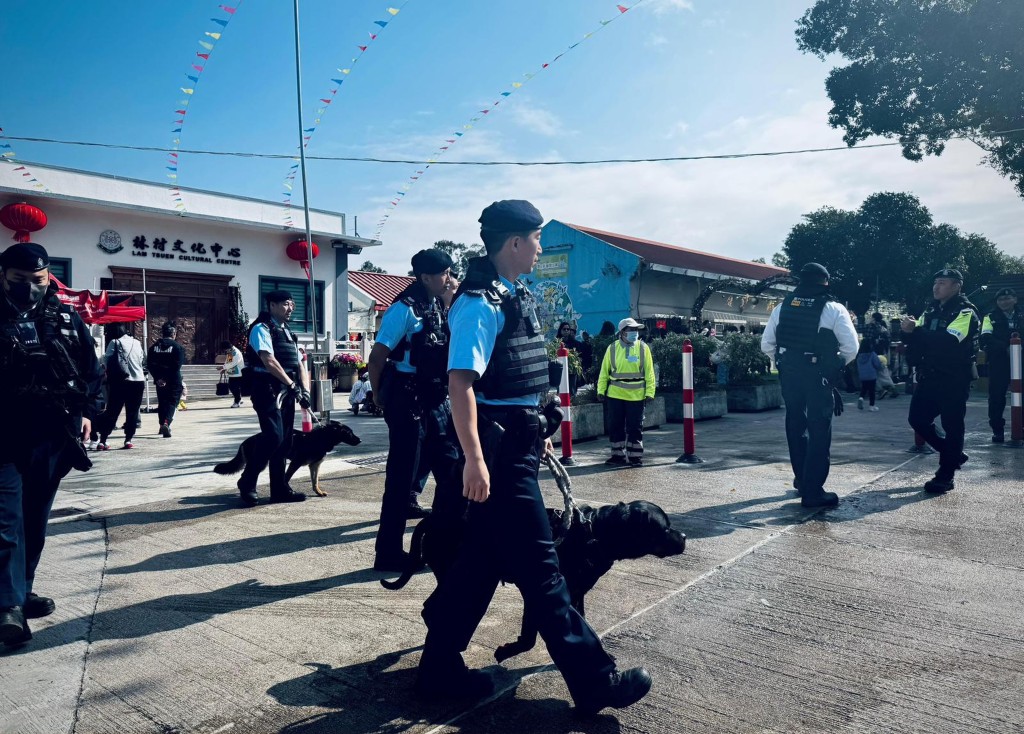 翁振傑帶領警犬拍檔執行巡邏工作。
