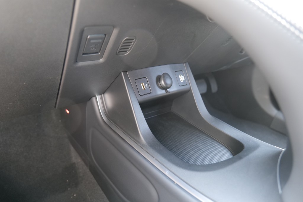 國產電動車ORA 07 GT中控台下方設有大型儲物空間及USB-C充電插口。