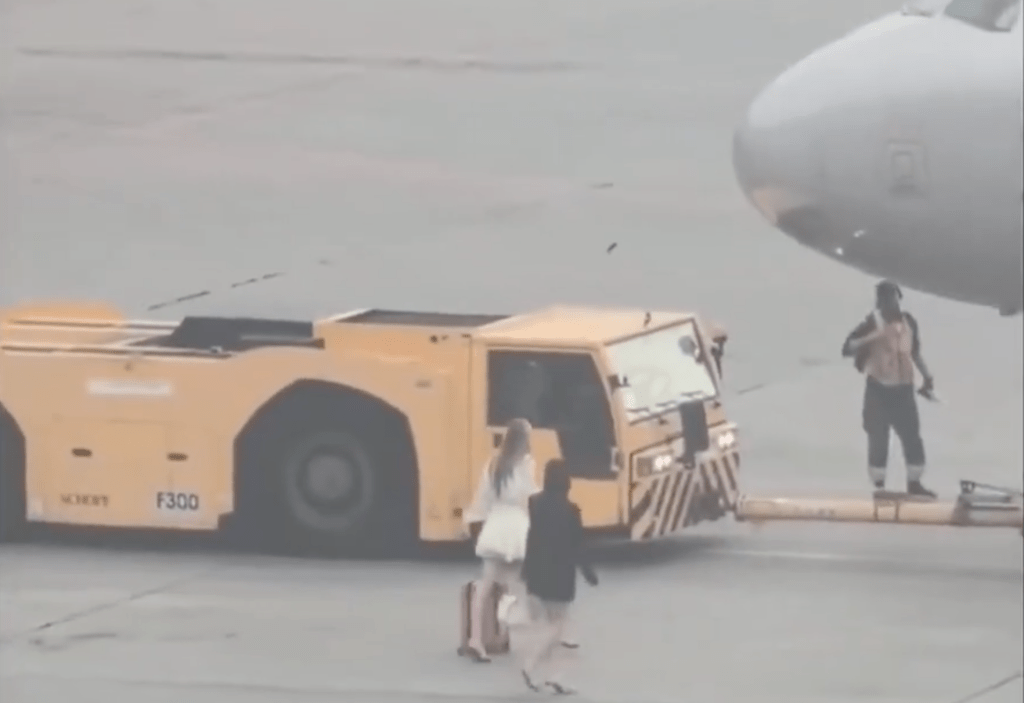 兩名女子推著行李走近客機,企圖登上客機。X影片截圖 兩名女子推著行李走近客機,企圖登上客機。X影片截圖