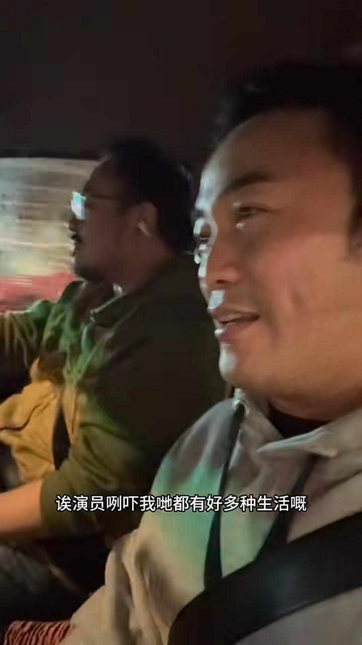 羅天池說:「呢個就係我嘅老死,17期訓練班同學。嗱演員呢有好多種生活嘅,其中一種生活就係揸的士!」 羅天池說:「呢個就係我嘅老死,17期訓練班同學。嗱演員呢有好多種生活嘅,其中一種生活就係揸的士!」