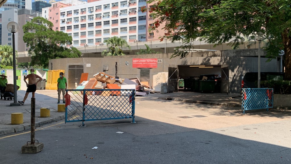 警員在葵芳邨葵德樓附近垃圾站，截停可疑白色私家車。