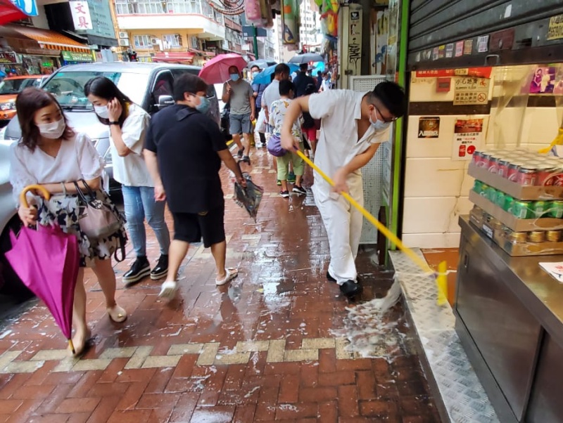 君御燒味店鋪水浸。