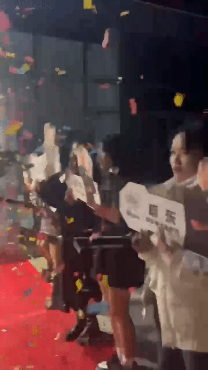 程东今年4月出席酒吧骚，场外获不少粉丝举牌支持。