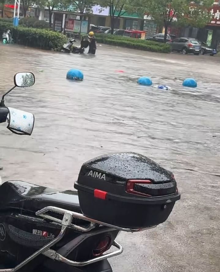 小周無助地在積水中找手機引起網民關注。