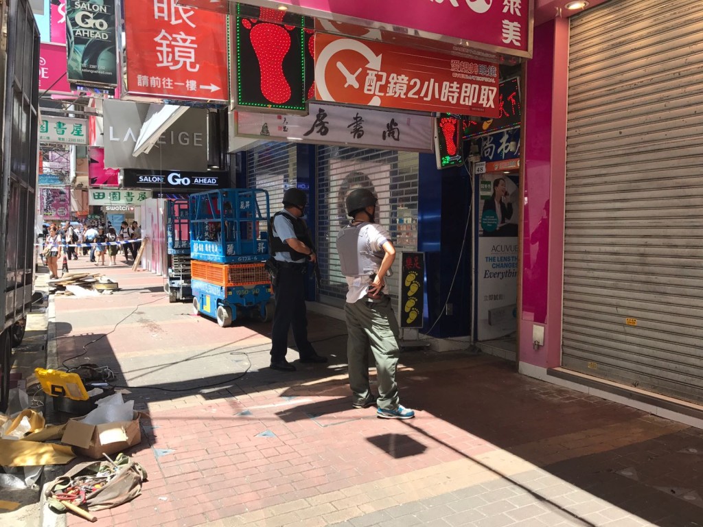 警方派出荷槍實彈及穿上避彈衣的警員到場調查。