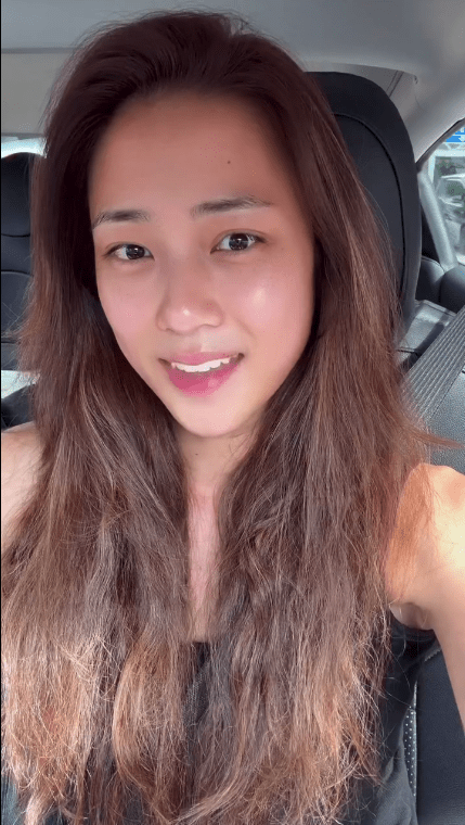 近日劉穎鏇拍片，在車廂內以素顏示人，皮膚透出自然光澤。