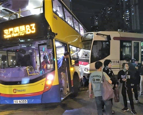 晚上近11時，兆麟輕鐵站外的十字路口，輕鐵與巴士相撞。