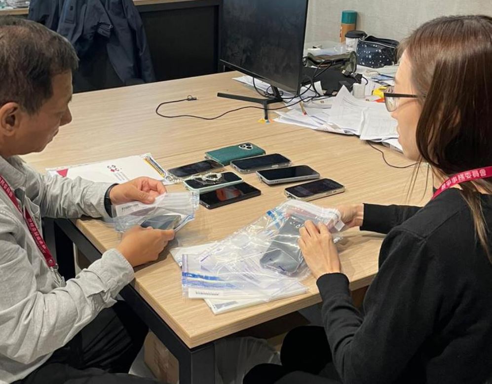 在今次行動中，競委會除了持法庭手令搜查處所外，亦行使了其強制權力，要求有關各方交出文件和資料，以及出席競委會聆訊以提供相關資料。競委會提供