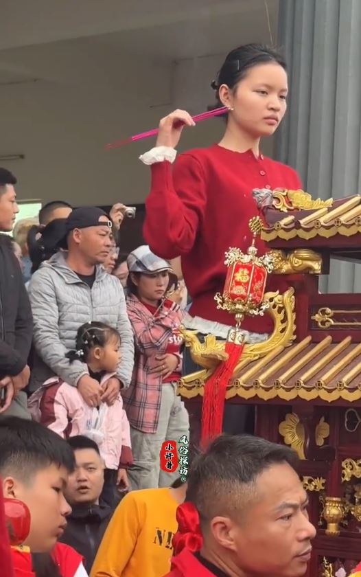 许某蓝被强请上轿与男童完成仪式。