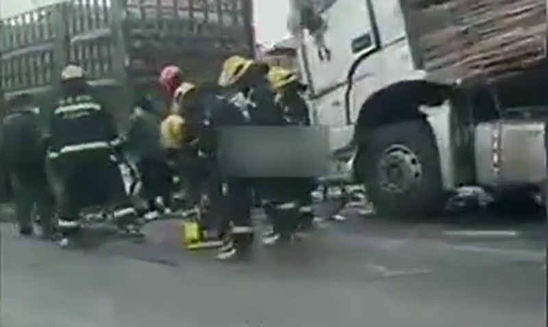 消防員到場將私家車司機救出。 網片截圖