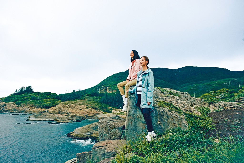 ●左/粉紅色Wind Jacket/$1,090、白色Vectiv Escape Futurelight/$1,190。右/集防水、排濕、耐磨性三大功能於一身的粉藍防水透氣色Dryvent Parka/$1,690。(The North Face)