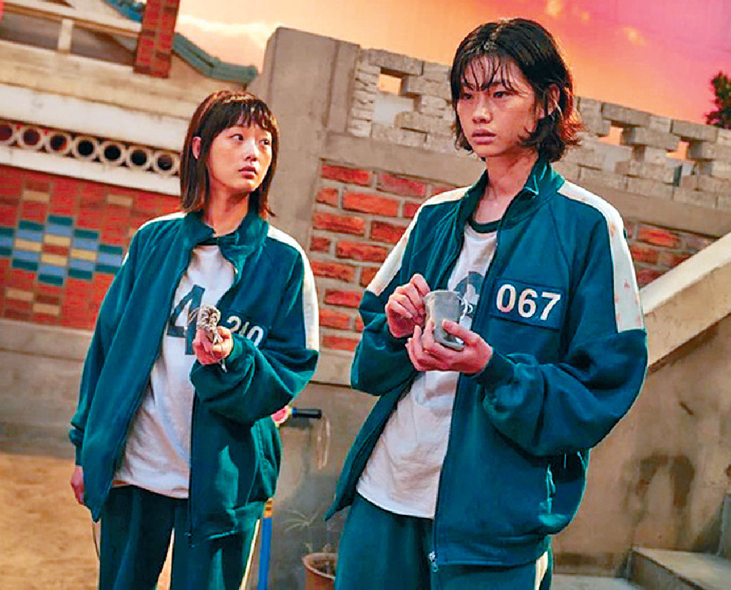 ■李瑜美(左)憑在《魷魚遊戲》中演不良少女攞獎。 ■李瑜美(左)憑在《魷魚遊戲》中演不良少女攞獎。
