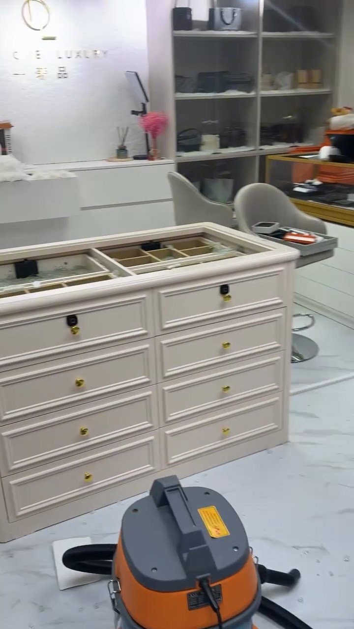 賊匪從飾櫃偷走多件名牌首飾。marioluxuryhk@Instagram片段截圖 賊匪從飾櫃偷走多件名牌首飾。marioluxuryhk@Instagram片段截圖