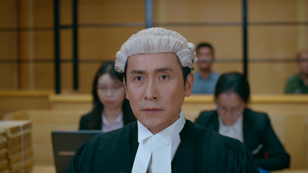 馬德鐘飾演檢控官包希仁，患有「鏡反射觸覺症」。