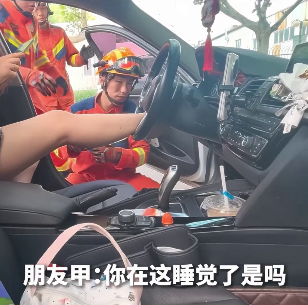 消防员利用专业扩张工具小心地撬开軚盘缝隙。