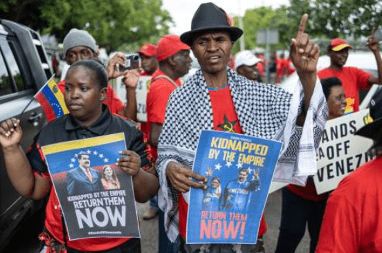 加拉加斯周三爆發大規模示威，成千上萬的民眾湧上街頭，揮舞國旗並高喊口號，呼籲捍衛國家主權，並要求美方立即釋放馬杜羅夫婦。法新社