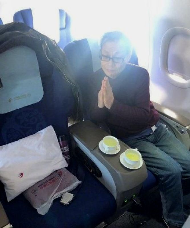 凌男對住原本是其妻乘坐的鄰座無限感慨。網圖