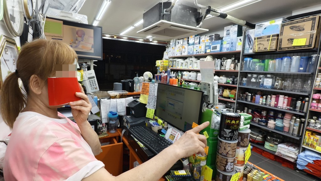 長沙灣一間家品店女負責人表示，內地廉價產品再加上「買1蚊貨都包郵到港」，對香港部分實體店造成致命打擊。徐裕民攝 