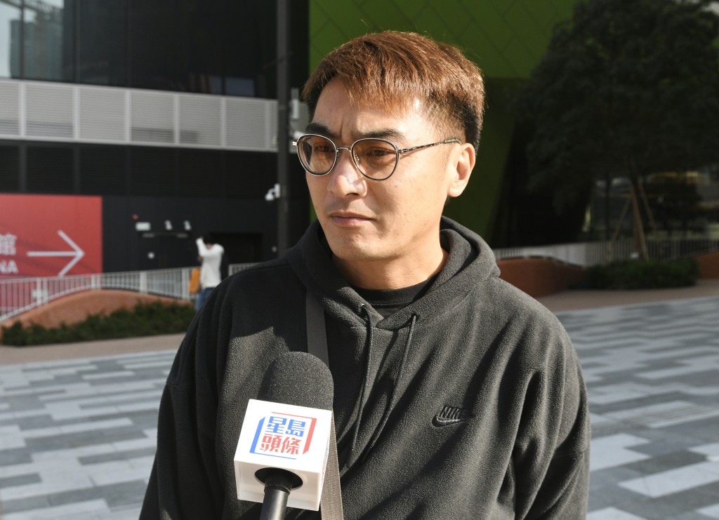 林先生陪小朋友選購聖誕禮物。