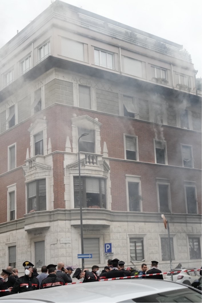 受爆炸波及，鄰近建築物窗戶冒煙。 美聯社