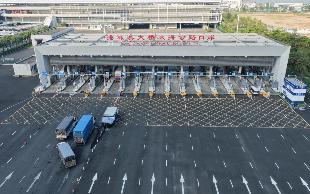 車輛準備通過港珠澳大橋珠海公路口岸邊檢站。新華社 車輛準備通過港珠澳大橋珠海公路口岸邊檢站。新華社