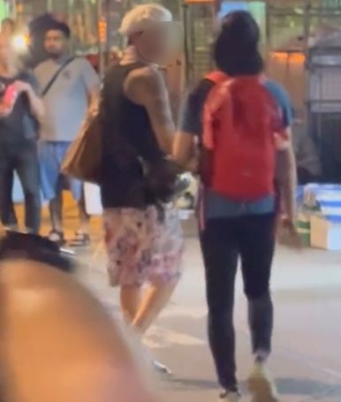 持刀男子混入人群中。（Threads/@l.l.8997_）  ​