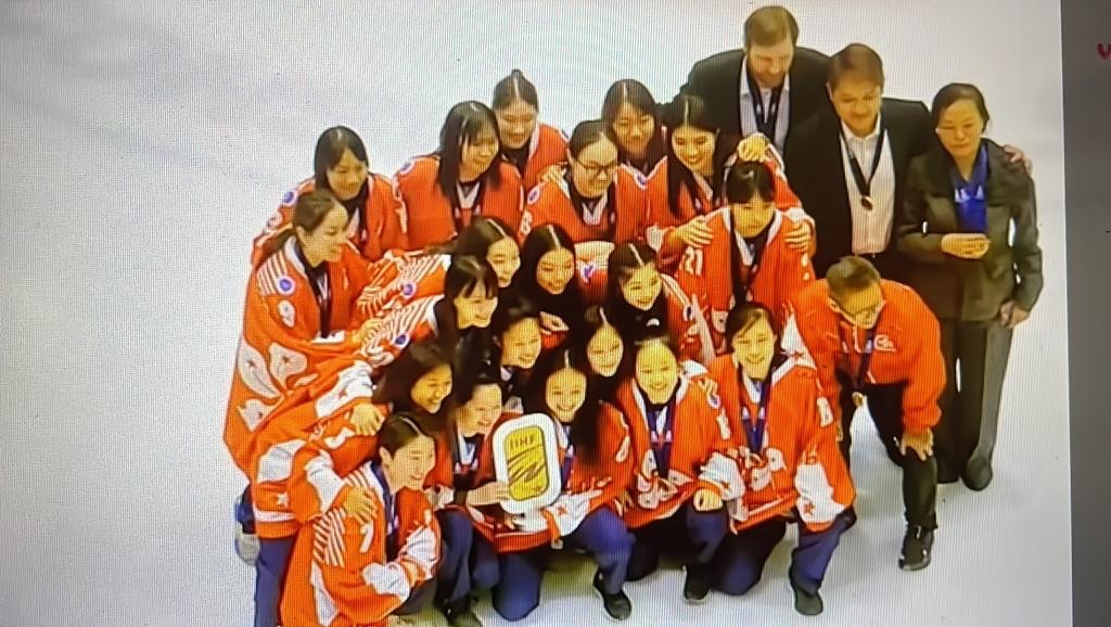 香港女子冰球队历史性于世界锦标赛第三级别赛事的小组赛夺得金牌，获得升班资格。（冰协提供）