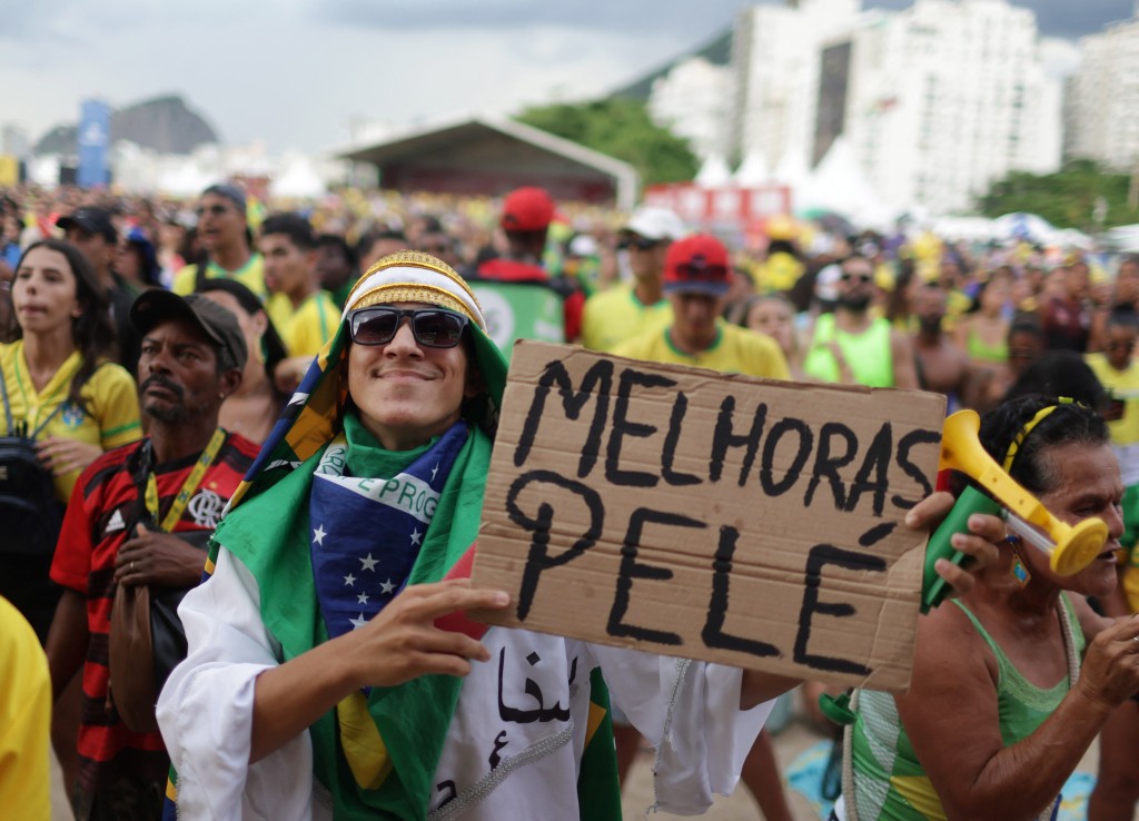 巴西球迷祝福比利。Reuters