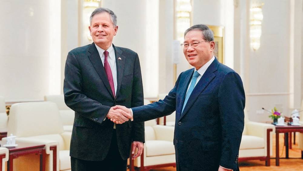 國務院總理李強在北京會見美國國會參議員戴安斯（左）。 路透社