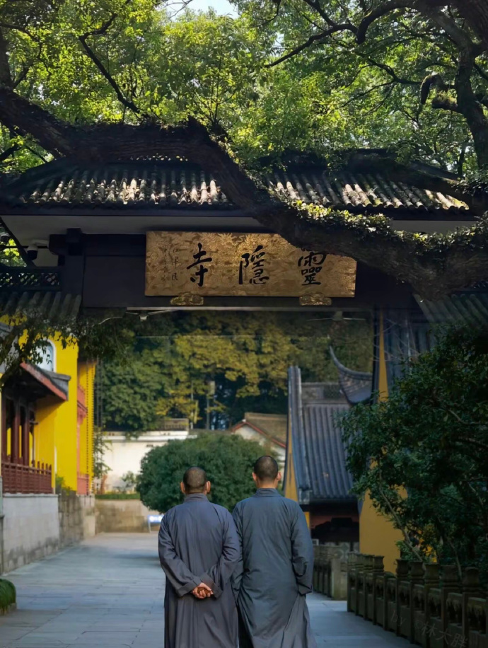 杭州灵隐寺是中国著名古庙。
