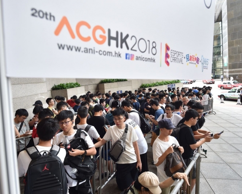 大會安排已預先實名登記的持證人士分批在場外排隊等候入場。