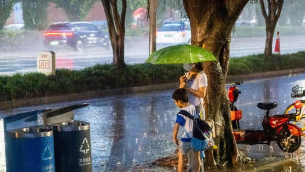 深圳發布分區暴雨黃色預警,料有雷雨暴風。