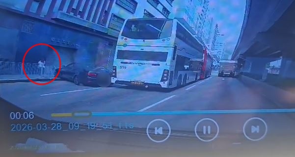 私家車反彈撞向港鐵巴士。fb 車cam L（香港群組）  