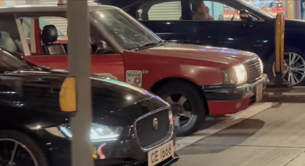 的士車門打開。網上片段截圖 的士車門打開。網上片段截圖